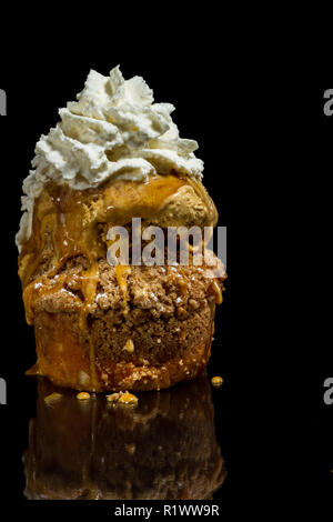 Dessert stratificato costituito da una torta di mele e rabboccato con caramello salato gelato e un ciuffo di panna montata Foto Stock