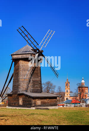 Il mulino a vento di legno nella città di Suzdal a Vladimir oblast, in Russia. Foto Stock