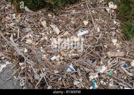 Materie plastiche e spazzatura lavato fino dal mare sulle spiagge in Perù causando problemi ambientali Foto Stock