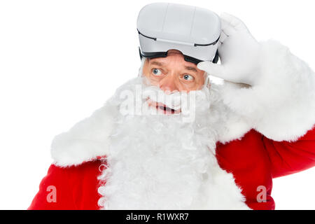 Babbo Natale utilizzando la realtà virtuale auricolare a christmastime isolato su bianco Foto Stock