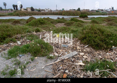 Pisco, Perù - 19 Ottobre 2018: la plastica e la spazzatura lavato fino dal mare sulle spiagge in Perù causando problemi ambientali Foto Stock