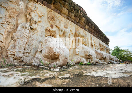 Splendida scultura antica su la pagoda di Wat Chedi Si Hong di Sukhothai Historical Park, provincia di Sukhothai, Thailandia. Foto Stock