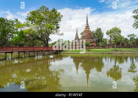 UNESCO World Heritage Site Wat Sa Si in Sukhothai Historical Park, provincia di Sukhothai, Thailandia. Foto Stock