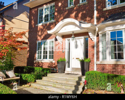 Casa tipica in costosi North American quartiere Foto Stock