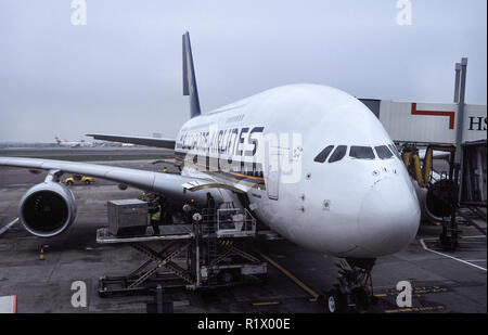 12.04.2009, Londra, Gran Bretagna, Europa - un Singapore Airlines Airbus A380 jet del passeggero è ancorata in corrispondenza della Londra Heathrow Airport. Foto Stock