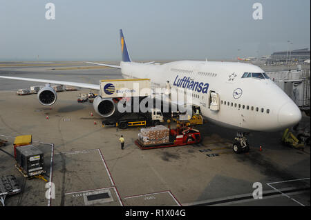 14.10.2014, Hong Kong, Cina, Asia - Lufthansa un aereo di passeggero è ancorata in corrispondenza di un cancello a Hong Kong all'Aeroporto Internazionale di Chek Lap Kok. Foto Stock