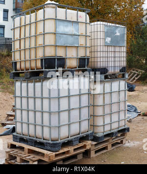 Grande in plastica rinforzata in acciaio contenitori utilizzati per lo stoccaggio di acqua sui siti di costruzione. Serbatoi di stand su pallet e sono di facile trasporto. Foto Stock