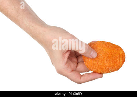 Anziani, maschi Cook detiene il pollo congelato nugget cotoletta nella sua mano. Isolato su bianco studio shot macro Foto Stock
