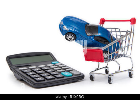 Mini carrelli di shopping e calcolatrici con automobili giocattolo su sfondo bianco. Foto Stock