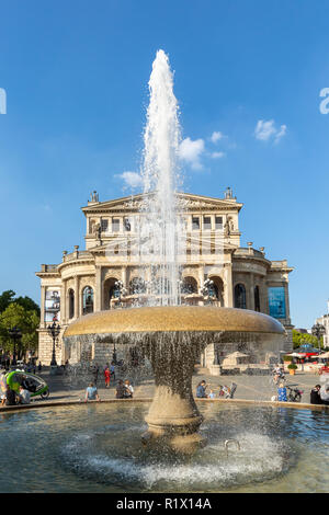 Francoforte - Germania, Settembre 5th, 2018 - l'antico teatro dell'Opera Alte Oper a Francoforte sul Meno in estate con Opernplatz fontana e la gente a piedi. Foto Stock