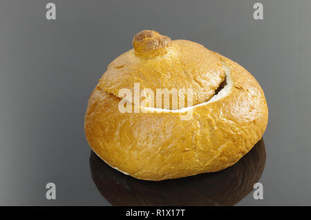 Vuoto recipiente del pane con un coperchio su sfondo scuro Foto Stock