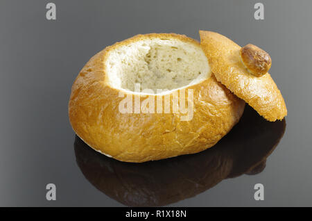 Vuoto recipiente del pane con un coperchio su sfondo scuro Foto Stock