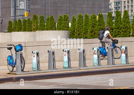 New York, Stati Uniti d'America - 28 Giugno 2018: city bike station, è la nazione più grande quota di bici programma, con 12 000 biciclette e 750 stazioni. Foto Stock