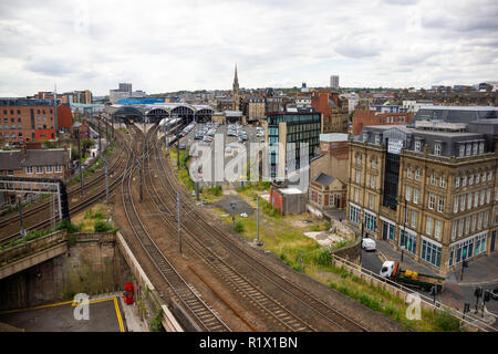 Newcastle upon Tyne/Inghilterra - 31 Luglio 2012: Newcastle Skyline railway sebbene la città. Vista da Castlekeep Foto Stock