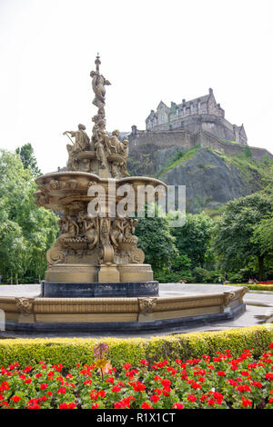 Edimburgo/SCOZIA - 2 Agosto 2012: fontana di acqua con il Castello di Edimburgo in background Foto Stock