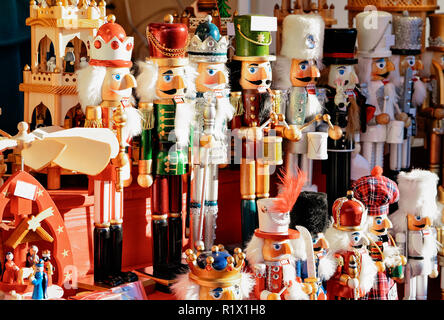 Schiaccianoci al Mercato di Natale, Alexanderplatz in inverno Berlino, Germania. Fiera dell'avvento di decorazione e di bancarelle con oggetti di artigianato del Bazaar. Foto Stock