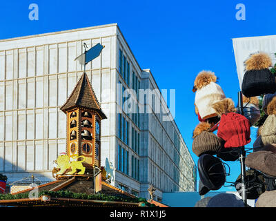 Cappelli di maglia al mercatino di Natale in piazza Alexanderplatz in inverno Berlino, Germania. Fiera dell'avvento Decorazione e bancarelle con articoli di artigianato, il Bazaar. Foto Stock