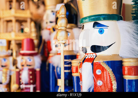 Schiaccianoci al mercatino di Natale in piazza Alexanderplatz in inverno Berlino, Germania. Fiera dell'avvento Decorazione e bancarelle con articoli di artigianato, il Bazaar. Foto Stock