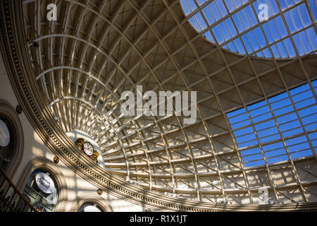 Leeds/Inghilterra - 16 Maggio 2014: Leeds Corn Exchange interno Foto Stock