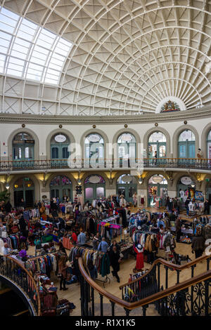 Leeds/Inghilterra - 16 Maggio 2014: Leeds Corn Exchange interno Foto Stock