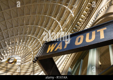 Leeds/Inghilterra - 16 Maggio 2014: Leeds Corn Exchange interno Foto Stock