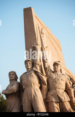 Un monumento che mostra rivoluzionario comunista eroi nella parte anteriore di Mao Mausoleo sulla piazza Tiananmen a Pechino, Cina Foto Stock