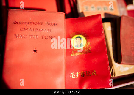 Il presidente Mao's Little Red Libri, Panjiayuan Mercato delle Pulci, Pechino, Cina Foto Stock