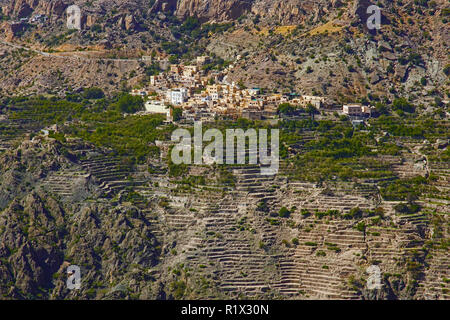 Villaggio collinare. Vista dall'Anantara al Jabal Akhdar Resort. Situato nella collina il Jebel Akhdar. Montagne al-Hajar nel nord-est dell'Oman. Foto Stock