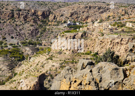 Villaggio collinare. Vista dall'Anantara al Jabal Akhdar Resort. Situato nella collina il Jebel Akhdar. Montagne al-Hajar nel nord-est dell'Oman. Foto Stock