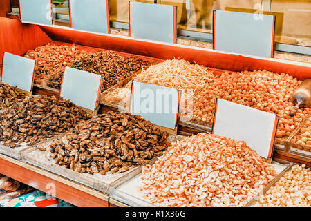 Stallo con frutti di mare per le strade del centro di Kowloon in Hong Kong. Messa a fuoco selettiva Foto Stock