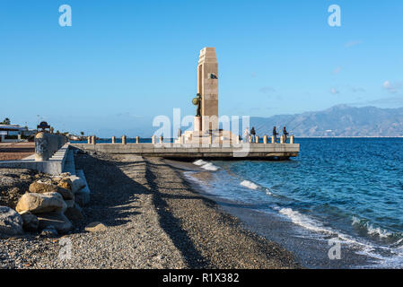 Reggio Calabria, Italia - 30 Ottobre 2017: i pescatori vicino alla dea Atena statua e Monumento a Vittorio Emanuele a Arena dello Stretto di Reggio Foto Stock