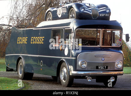 1959 Ecurie Ecosse Commer T3 Transporter con C tipo Jaguar Foto Stock