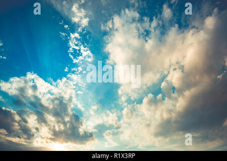 Cielo blu e nuvole. Meteo e sullo sfondo della natura Foto Stock