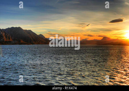 Vista sulle montagne e sul mare durant una crociera Hurtigruten, Norvegia Foto Stock