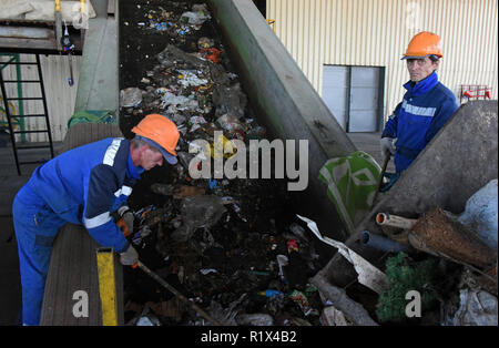 Rifiuti manuale linea di smistamento al misti rifiuti di impianto di trasformazione in Astrakhan, Russia Foto Stock