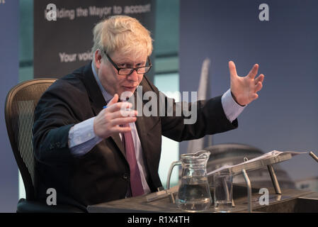 La camera a City Hall, il Queen's Walk, London, Regno Unito. Il 22 febbraio, 2016. L'attuale sindaco di Londra Boris Johnson, presenta il suo ultimo £16 miliardi Foto Stock