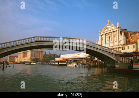 Ponte dei Scalzi, Venezia, Italia: il Canal Grande e la Chiesa dei Scalzi al di là Foto Stock