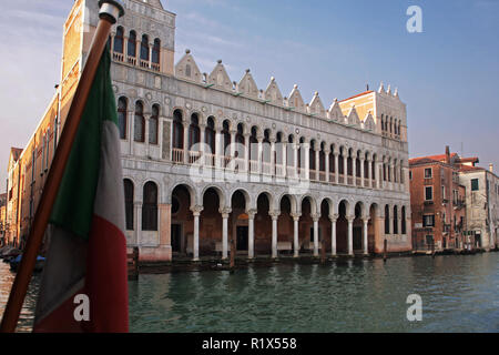 Fondaco dei Turchi, Grand Canal, Venezia, Italia: Santa Croce Waterfront, con la bandiera italiana volare dalla poppa del vaporetto in primo piano Foto Stock