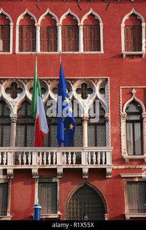 Palazzo Molin Erizzo alla Maddalena, Cannaregio, Venezia sul Canal Grande: dettaglio della loggia e italiano e Unione europea bandiere Foto Stock