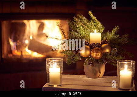Natale decorazioni floreali di fronte firepace. Foto Stock