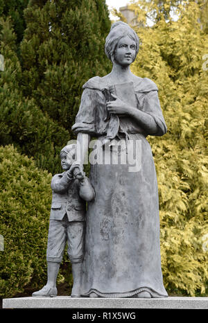 Statua di Robert Burns moglie Jean corazza al di fuori di St Michael's sagrato, Dumfries Dumfries & Galloway, Scozia. Foto Stock