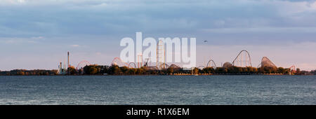 Cedar Point, in Sandusky, Ohio al tramonto Foto Stock