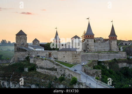 Il castello di Kamianets-Podilskyi è un ex castello Ruthenian-Lithuanian situato nel cuore della città storica di Kamianets-Podilskyi, Ucraina Foto Stock