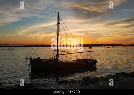 I tramonti a Leigh On Sea Essex dopo un estremamente mite giornata autunnale. Le previsioni meteo per le temperature in tutto il Regno Unito per raggiungere ben al di sopra di avara Foto Stock