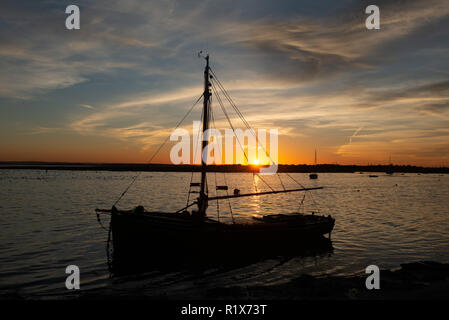 I tramonti a Leigh On Sea Essex dopo un estremamente mite giornata autunnale. Le previsioni meteo per le temperature in tutto il Regno Unito per raggiungere ben al di sopra di avara Foto Stock