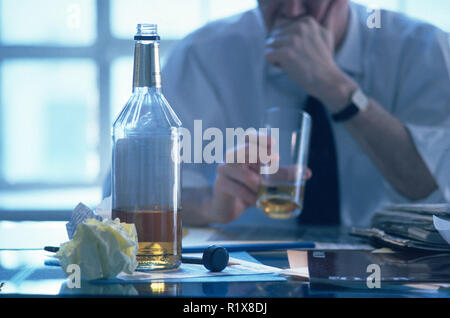 Imprenditore di bere in ufficio, STATI UNITI D'AMERICA Foto Stock