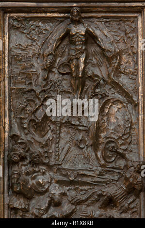 Bassorilievo sezioni sulla porta della Chiesa Madre di Corleone, Sicilia Foto Stock