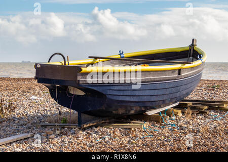 WORTHING, WEST SUSSEX/UK - novembre 13 : vista di una barca da pesca sulla spiaggia a Worthing West Sussex il 13 novembre 2018 Foto Stock