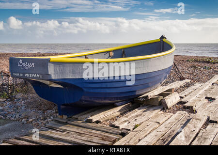 WORTHING, WEST SUSSEX/UK - novembre 13 : vista di una barca da pesca sulla spiaggia a Worthing West Sussex il 13 novembre 2018 Foto Stock