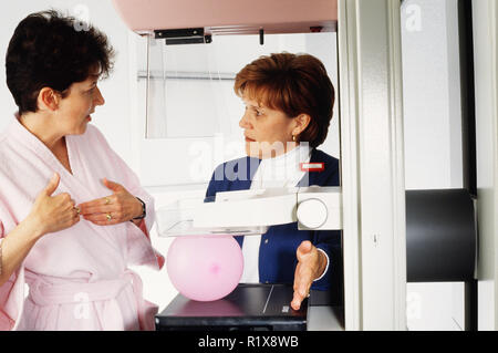 Paziente e tecnico in un degli anni novanta la mammografia macchina, STATI UNITI D'AMERICA Foto Stock